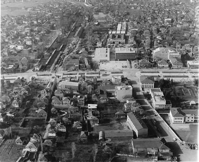 <p><strong>7.</strong> 1960 larda Sakarya Hükümet Meydanı görünümü. <br /> 	Kaynak: Sakarya  Büyükşehir Koleksiyonu (Fotoğraf: Hayri Yazıcıgil)</p>